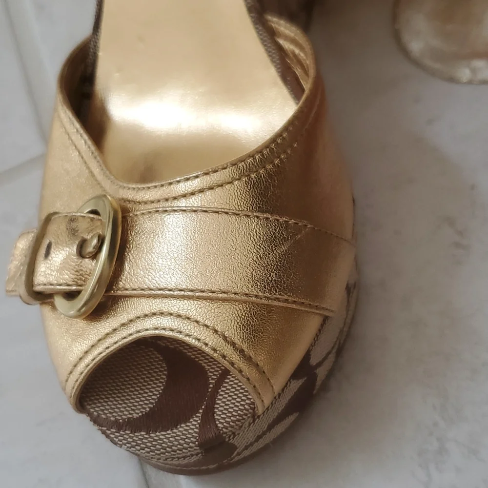 ‼️VERY RARE!!‼️ 🌟🤎 COACH Brown/Gold Wedge Sandals 🤎🌟